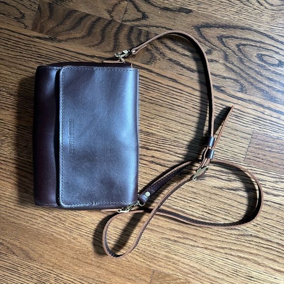 Portland Leather Metro brown leather Medium Crossbody Bag - Picture 2 of 9